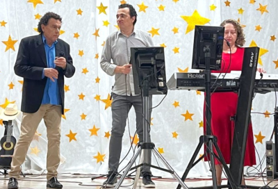 Mães são homenageadas em noite com show musical, presentes e emoção